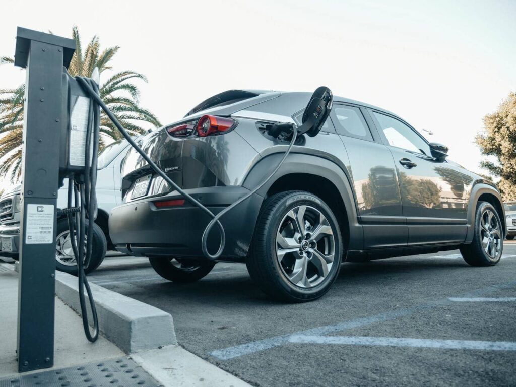 Coche eléctrico enchufado